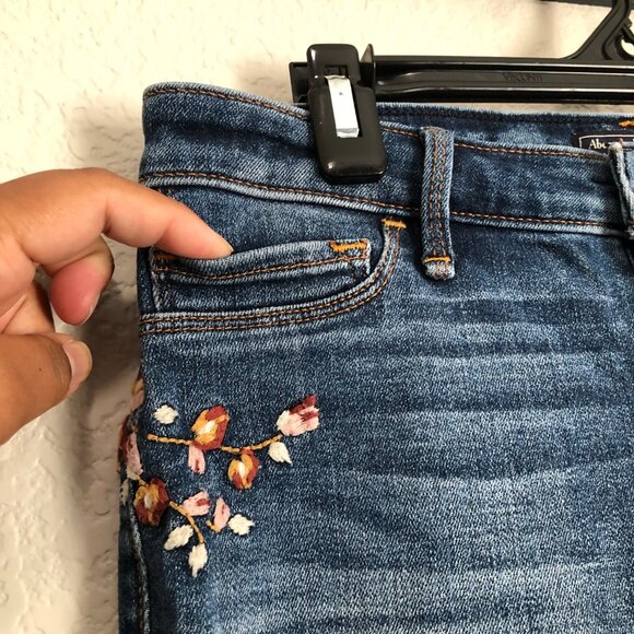 Abercrombie & Fitch Harper Low Rise Ankle Embroidered Jeans Women's 27 4s Artsy - Picture 6 of 12